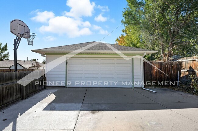 Building Photo - Charming Home with Central AC and Washer/D...
