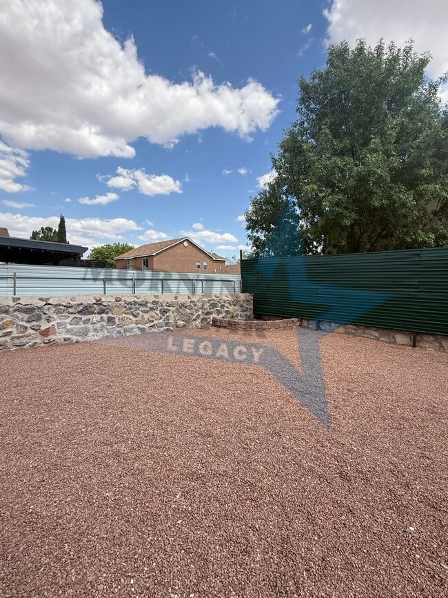 Building Photo - Inviting 3 bedroom 2.5 bath waiting to be ...