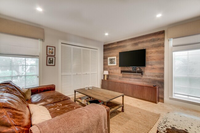 Building Photo - 2312 Las Casitas Dr