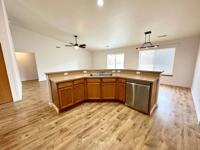 Building Photo - Charming 3 Bedroom Home