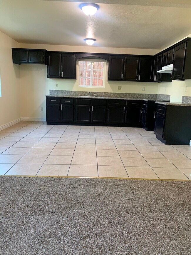 Building Photo - 2554 Eastlake Ave