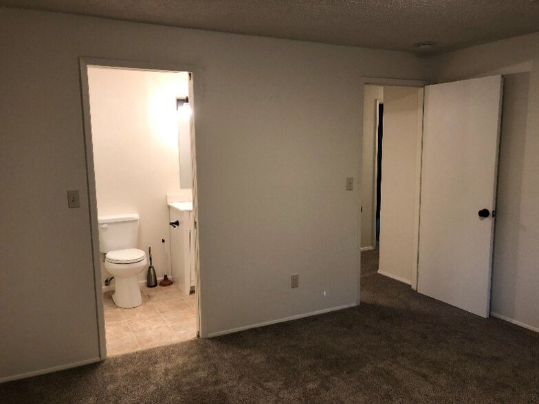 Building Photo - 946 Silver Lake Rd