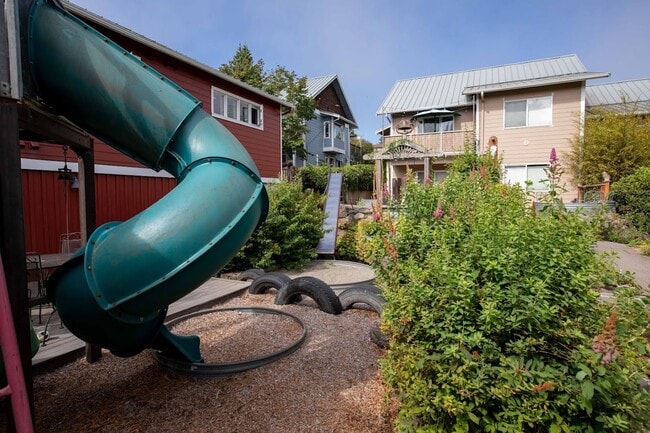 Building Photo - Lovely Langley Condo and Pet Friendly!