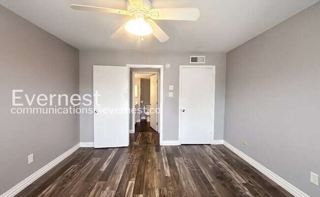 Building Photo - 2 Bed/2 Bath Condo with Modern Amenities / Available Now!