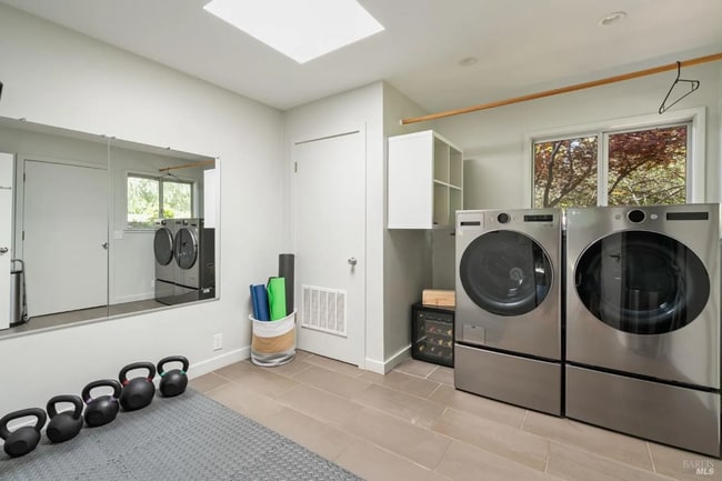 Building Photo - Mid-century Modern Home w/In-law