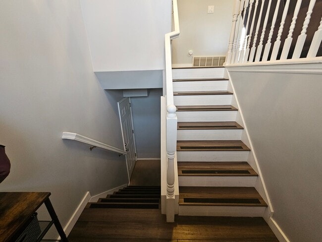 Building Photo - Spacious 4-Bed, 2-Bath Pet-Friendly Home with Central Air & 2-Car Garage! - Available NOW!