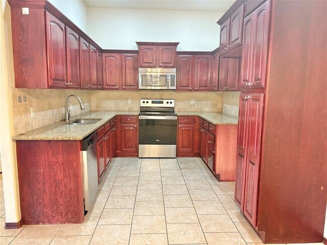 Building Photo - 15105 Kyle Dr