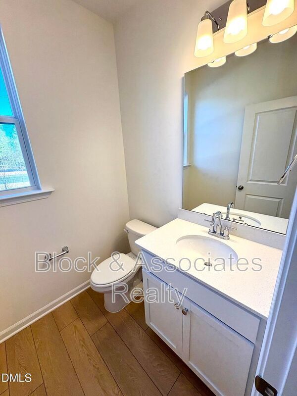 Building Photo - 721 Parc Townes Dr