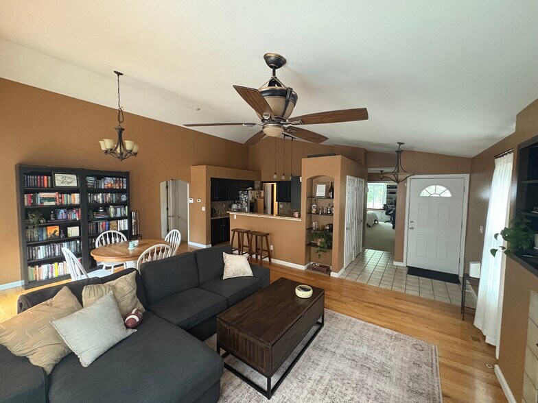Large open concept living - 12151 Cherrywood St