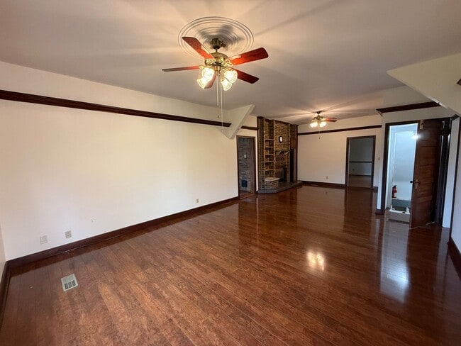 Building Photo - 3 Bedroom, 2 Bathroom House for Rent