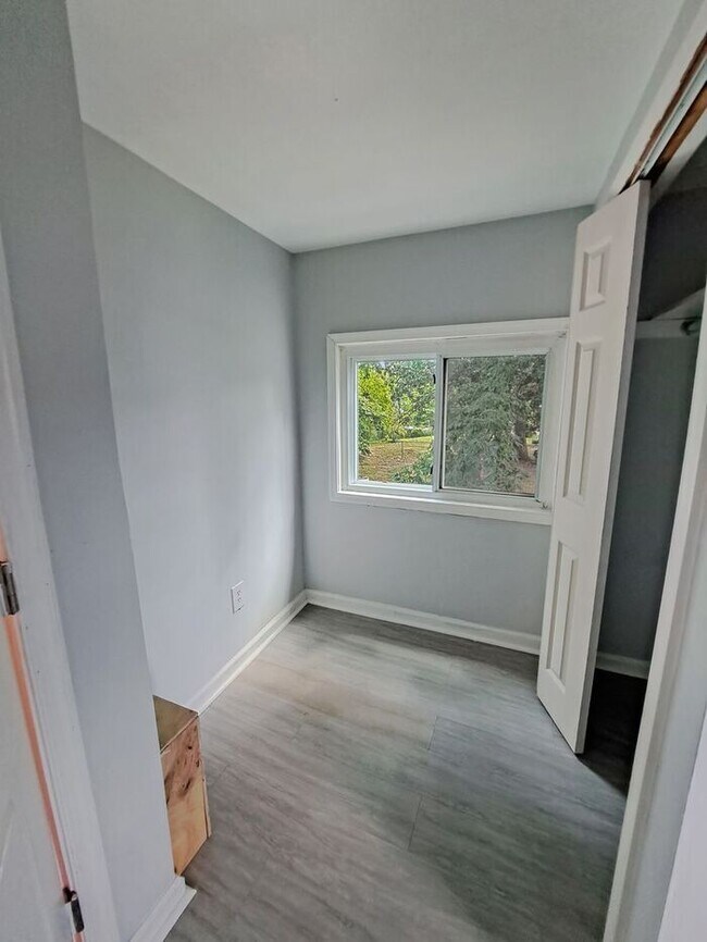 Building Photo - Mid-Century Modern SFH 3-Level, All Utilit...