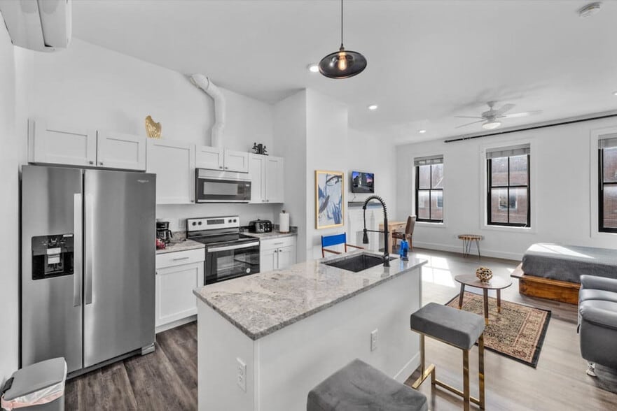 Building Photo - 18 W Elder St