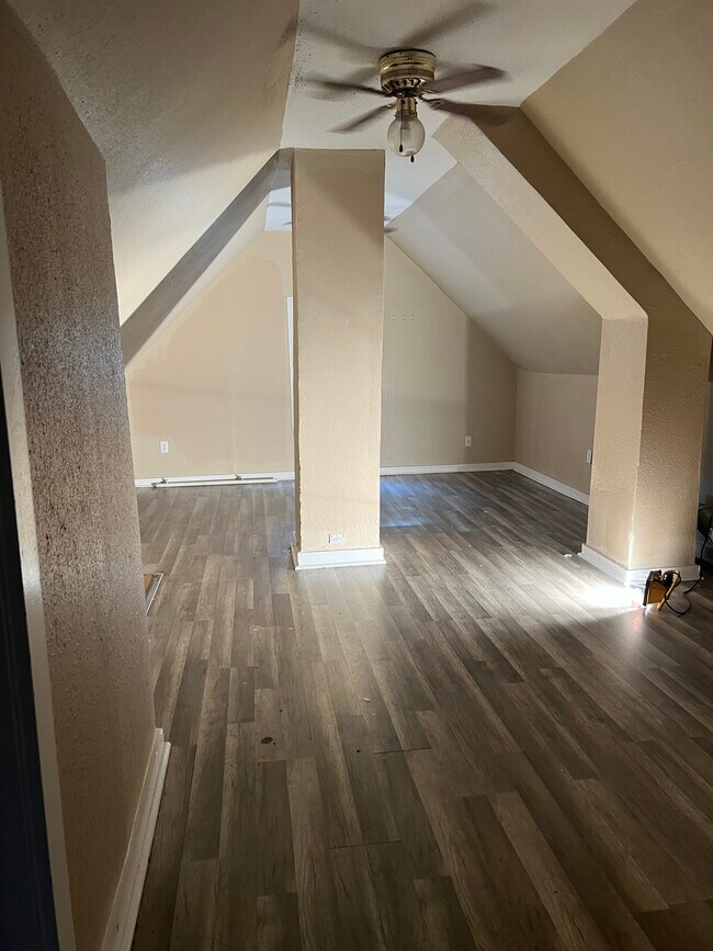 Extra sitting area or can be used as 4th bedroom - 4727 N 36th St