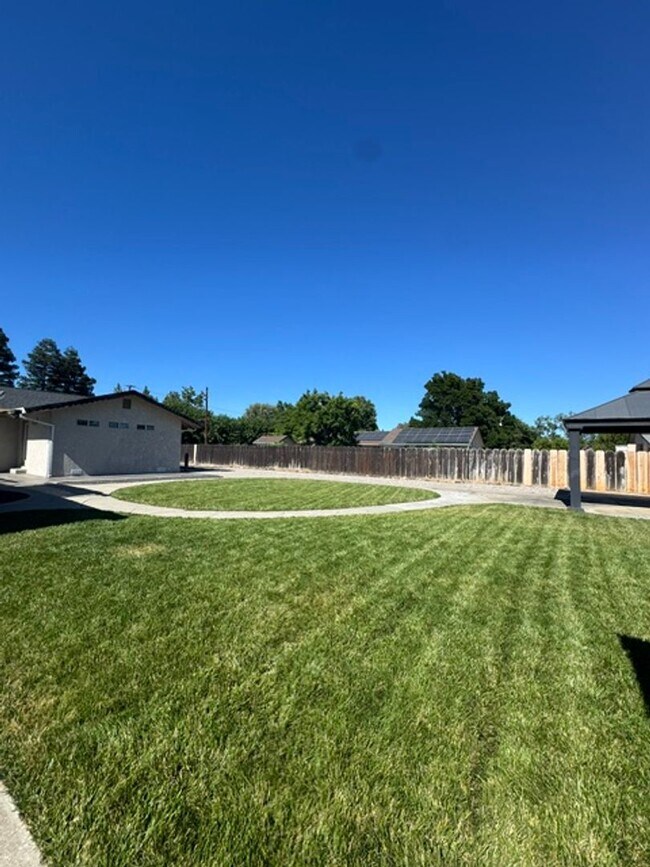 Building Photo - Beautiful 4 Bedroom 2 Bathroom Home with Solar!