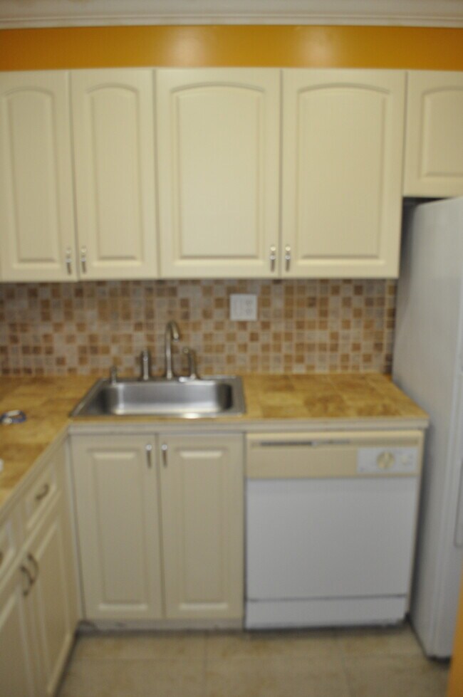 Building Photo - 10413 N Kendall Dr