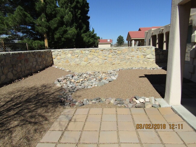 Building Photo - Beautiful 3 Bedroom/2 Bath Home !! **Comin...