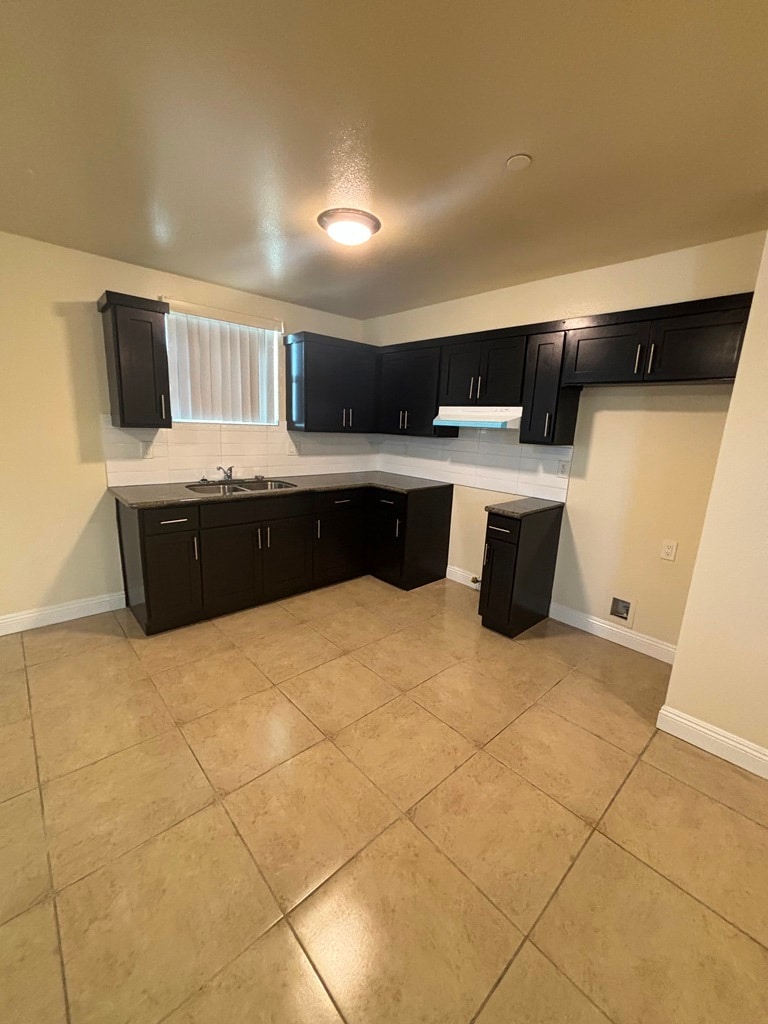 Building Photo - 702 1/2 W 45th St