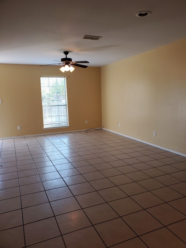 Building Photo - 513 W Matz Ave