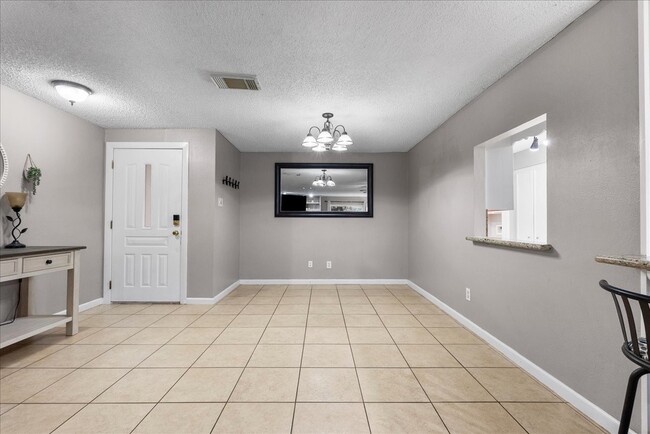 Building Photo - 883 Silverpines Rd
