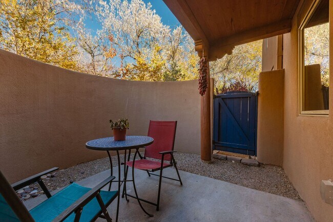 Building Photo - Fully Furnished Ground Level Available Now!