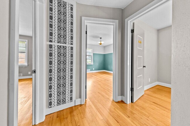 Building Photo - 3 Bedroom, Meticulously Maintained Updated...