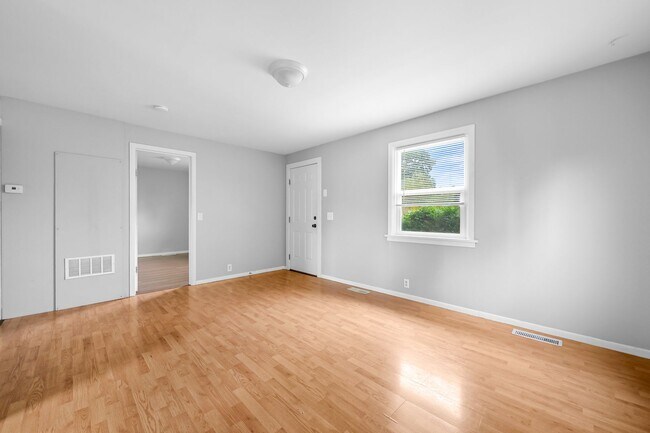 Building Photo - 2 Bedroom, 1 Bathroom Available Now!