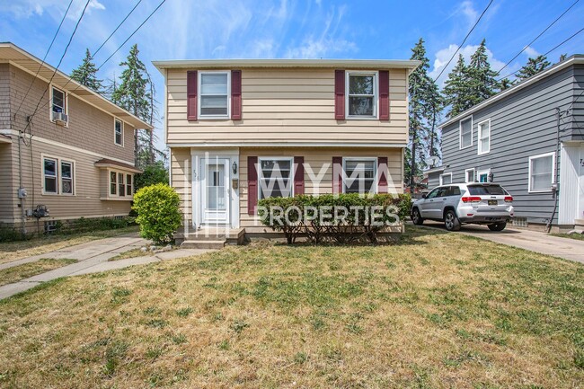 Primary Photo - AVAILABLE MID-JULY!! 3 Bedroom, 1.5 Single...