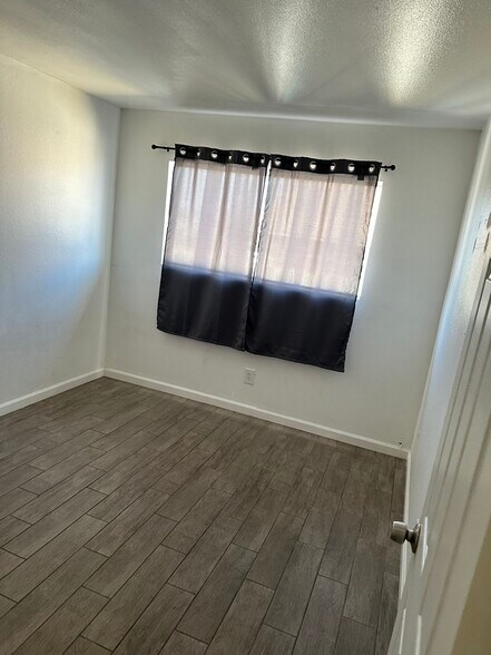 Upstairs bedroom - 272 E Jackson St