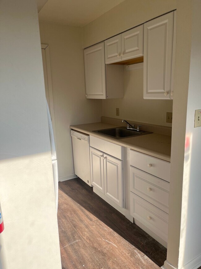 Building Photo - 2 Bedroom, 1 Bathroom Apartment