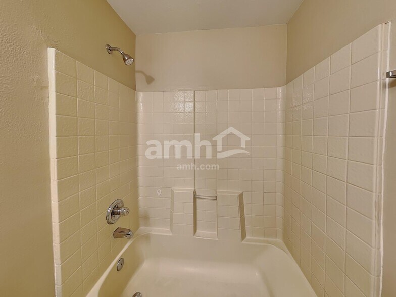 Building Photo - 16027 Dorchester Blvd