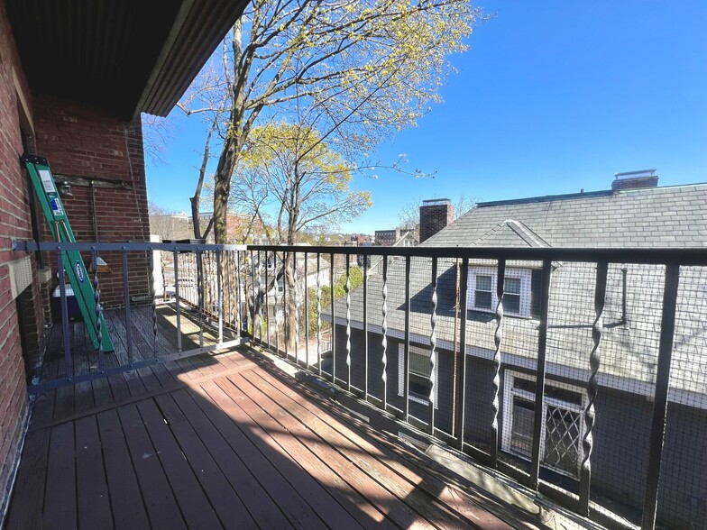 Building Photo - 153 Strathmore Rd