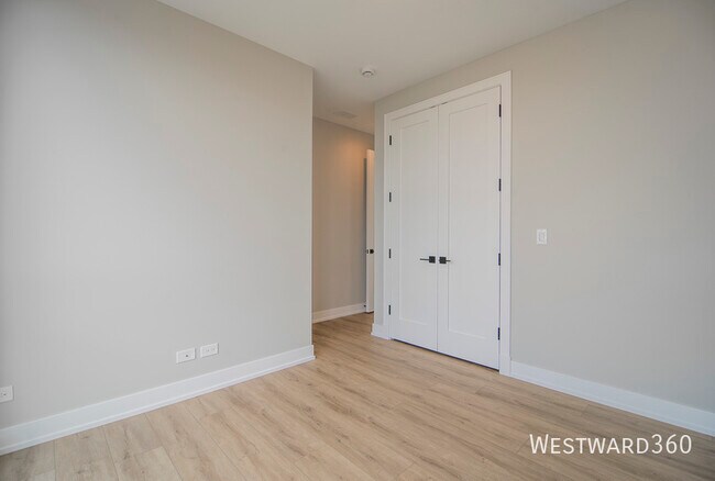 Building Photo - 2355 W Flournoy St