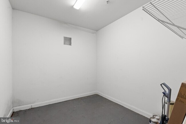 Building Photo - 2022 Crescent Wy