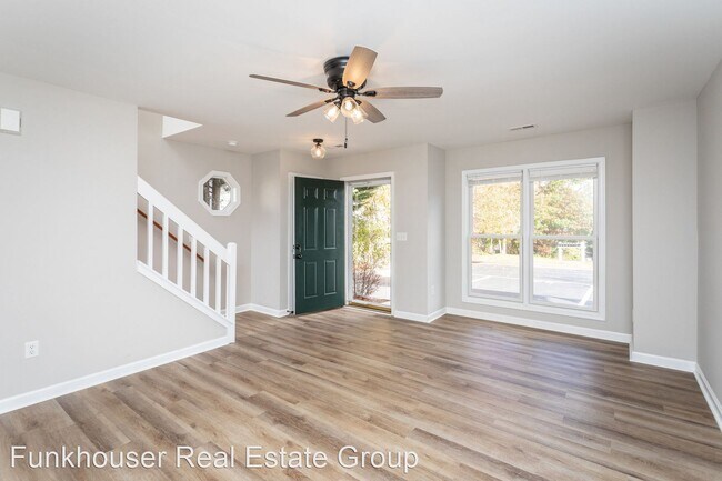 Building Photo - 2 br, 2.5 bath House - 835 Camelot Lane