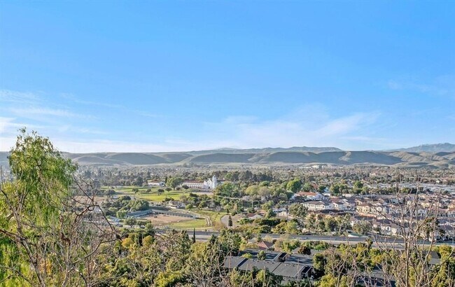 Building Photo - Rent Today!! Stunning 3-Bedroom Condo with...