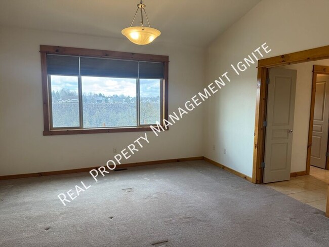 Building Photo - 3 Bedroom Home with Office-Huge Canyon Views