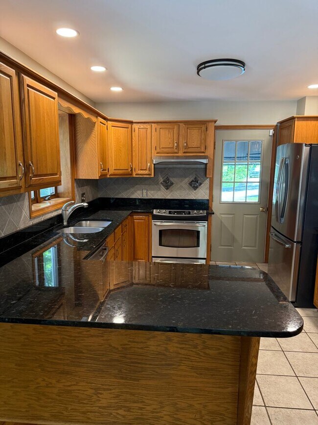 Building Photo - 1531 E Strohm Dr