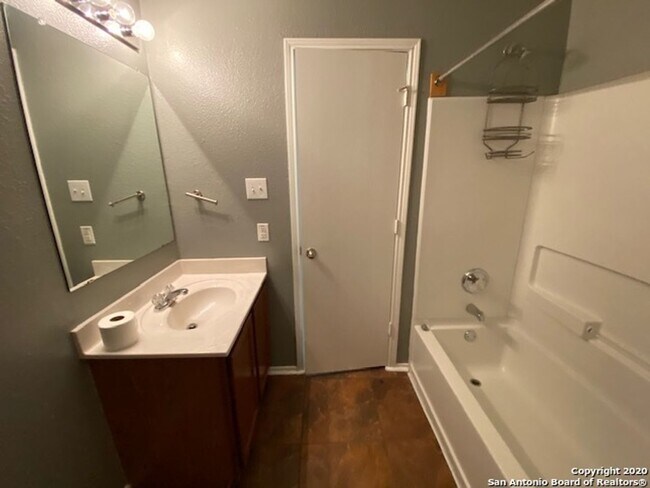 Building Photo - Great Floor Plan ~ Great Location ~ Lots o...
