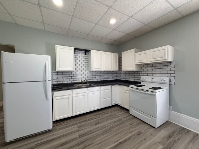 Building Photo - 2 Bedroom - All Utilities Included!!