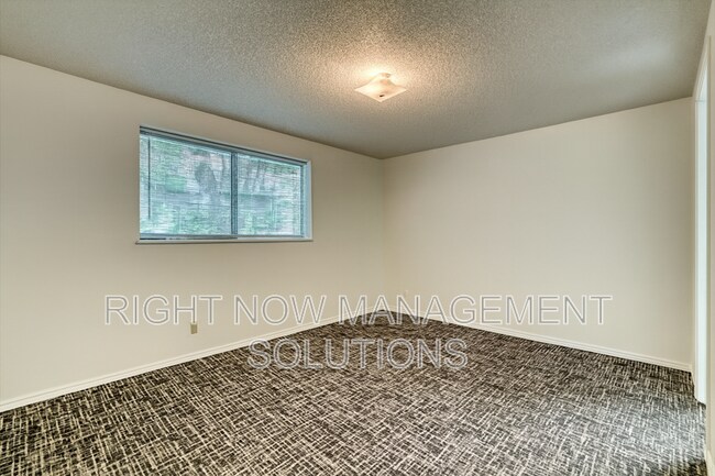 Building Photo - 3713 S Gekeler Ln