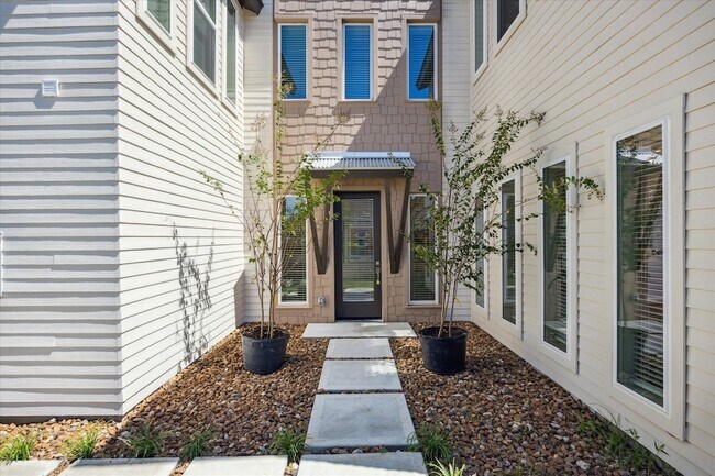 Building Photo - 5903 Urban Pnes St