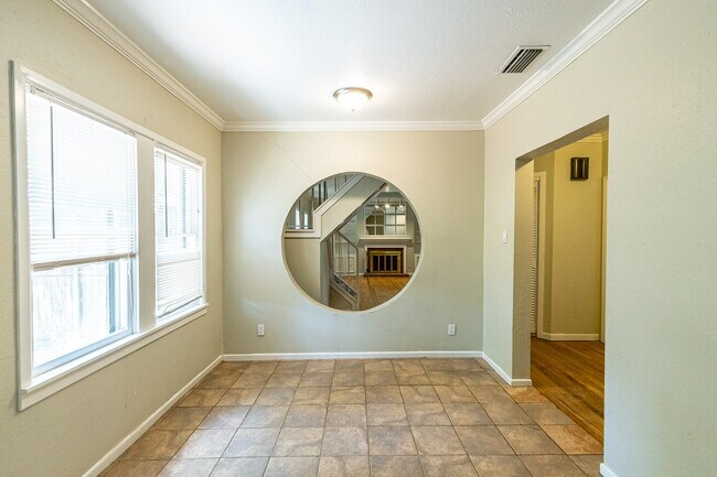 Building Photo - Large 2 story Home