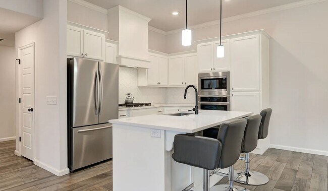 Building Photo - 4 Bedroom 2 Bathroom home with all appliances included