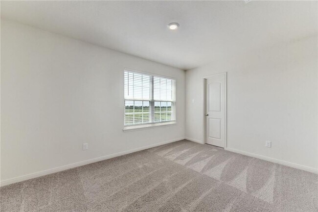Building Photo - Beautiful 5 Bed 2.5 Bath Home!