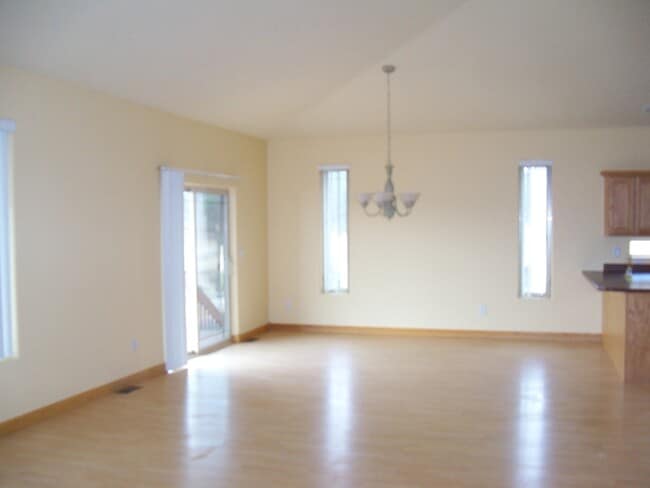 Building Photo - 6 BED | 3 BATH | TRIPLE GARAGE | RED ROCK ESTATES