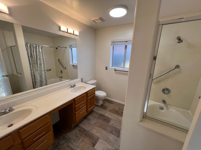 Building Photo - 910 N Swan Dr