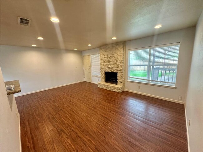 Building Photo - 2102 Pompton Dr