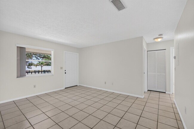Building Photo - 708 SW Gardens Blvd