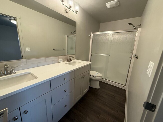 Building Photo - Beautiful 3 Bed/2.5 Bath Townhome - NE Bend