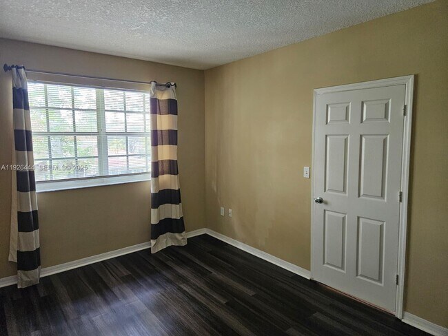 Building Photo - 140 SW 117th Ave